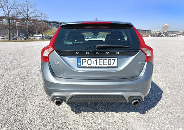 Volvo V60 cena 60800 przebieg: 142000, rok produkcji 2017 z Gdańsk małe 211
